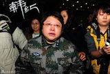 组图：韩红车祸后抵京 战友迎接难忍泪水