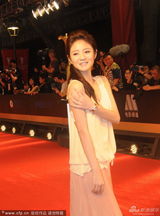 组图：安以轩穿女神裙走红毯 清新脱俗宛若仙女