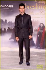 组图：《暮4》柏林首映 斯图尔特金色长裙美腿隐现