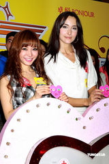 幻灯：椋名凛慈善活动抢镜 与Lisa S亲密笑声震天