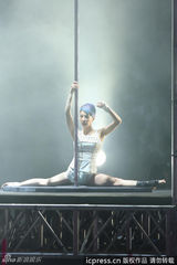 组图：蔡依林苦练钢管舞 高空双脱手搏命演出