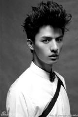 组图：张亮超模好友刘畅走红 长腿奶爸偶像颜