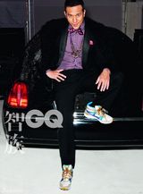 组图：黄觉《GQ》豪车写真 无视美女特立独行