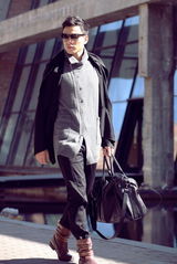 组图：马文龙拍摄初秋街拍   气质男深情款款