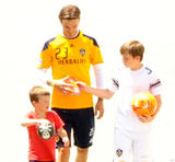 组图：贝克汉姆带三子玩球 父子享受运动乐趣