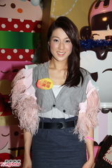 组图：钟嘉欣新歌说情事 获绯闻男友伍允龙支持