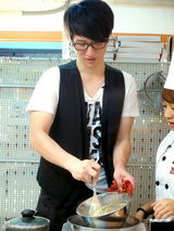 幻灯图：周永恒为老婆惊喜整泡芙 阿Roy期待BB出世