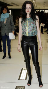 高清组图：克里斯汀-斯图尔特亮相巴黎时装周