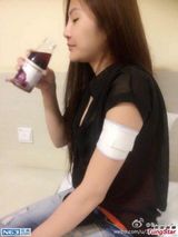 组图：嫩模张心儿玉体横陈 遭巨蟒缠身惨被咬伤