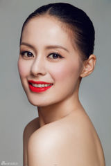 组图：王力可薄荷绿时尚写真 明眸红唇清凉一夏