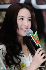 组图：林依晨新碟发布花裙子亮相 抱爱犬不撒手