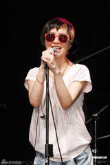 组图：何超仪推新EP携团开唱 感谢老板陈冠希支持