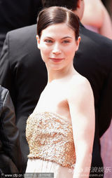 幻灯图：张曼玉前夫新作首映 红毯紧盯女演员美胸