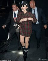 组图：Gaga亮相颁奖礼怪异十足 戴假牙变龅牙苏