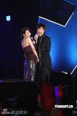 组图：五月天张惠妹等接力开唱 领众人跨越2011年