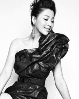 高清图：殷桃优雅登杂志封面 笑容恬静显知性气质