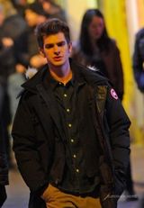 组图：《蜘蛛侠2》首露中国元素 汽车街头腾飞