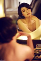 幻灯图：袁莉性感演绎镜中花 低胸香肩显熟女诱惑 