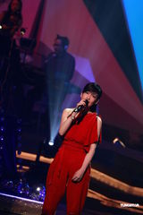 组图：周慧敏红装娇俏可人 与阿Sa男友深情对唱