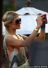 组图：帕丽斯-希尔顿胸部缩水 手臂现皱纹疑抽脂