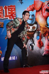 组图：萧敬腾亮相首映会 花西装惹眼抢镜