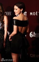 组图：邓家佳惊艳亚洲电影大奖 黑色短裙秀美背