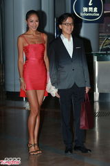 组图：晶刚香港婚宴 蒋怡红色礼服性感与男友现身