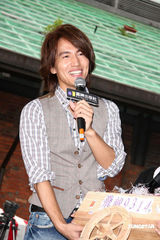 幻灯图：言承旭写真书聊感情事 前女友疑似林志玲