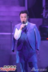 组图：陈奕迅开唱造型似黑山老妖 少说话多唱歌