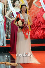 组图：刘静媛当选韩国环球小姐 戴桂冠心情激动