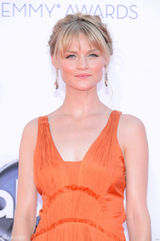 组图：《真爱如血》女星琳赛-帕斯非尔露背裙亮相