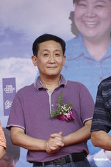 组图：李雪健敬业不惧炎热  民警制服不离身