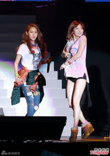 组图：韩团4minute性感登陆香港 热舞大秀美腿