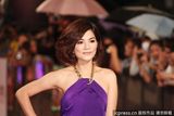 组图：金钟奖红毯Ella紫色长裙尽显女人味