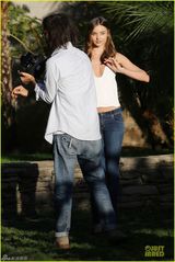 组图：米兰达可儿清新似少女 胸口大开真空激凸