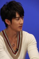 高清组图：吴尊做客新浪花絮照 阳光美男表情百变