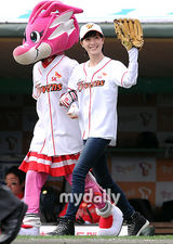 组图：韩女星具惠善为棒球赛开球 短发甜美自信