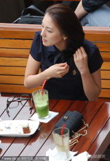 组图：张雨绮喝下午茶与头发“纠结”良久 