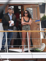 组图：林赛-罗韩豹纹比基尼现身片场