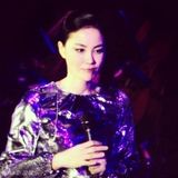 组图：王菲与邓丽君隔空对唱 银色长裙典雅