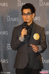 组图：范玮琪周丽淇咬耳朵 范范秀长腿春光乍泄