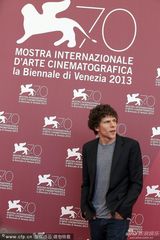 组图：艾森伯格亮相《夜色行动》发布会