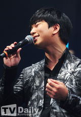 组图：韩团MBLAQ日本开唱 不顾形象大做鬼脸