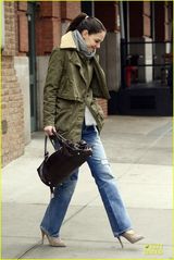 组图：前阿汤嫂穿补丁牛仔裤出街潮范儿十足