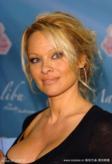 幻灯图集：帕米拉-安德森发新香水 爆乳亮“胸”器 