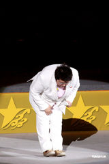 幻灯图：许志安同韩红红馆献唱 强调两人是兄妹