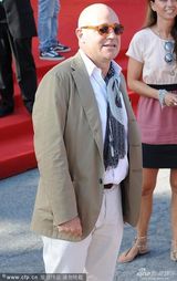 组图：《大环形路》首映 导演红毯获女儿献吻