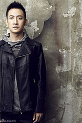 组图：王阳写真神情凝重 眼神迷离展熟男魅力