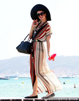 组图：希尔顿度假心情好 挥手和狗仔打招呼