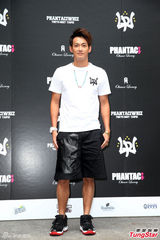 组图：周杰伦被问订婚打太极 自豪暴瘦腹肌仍在